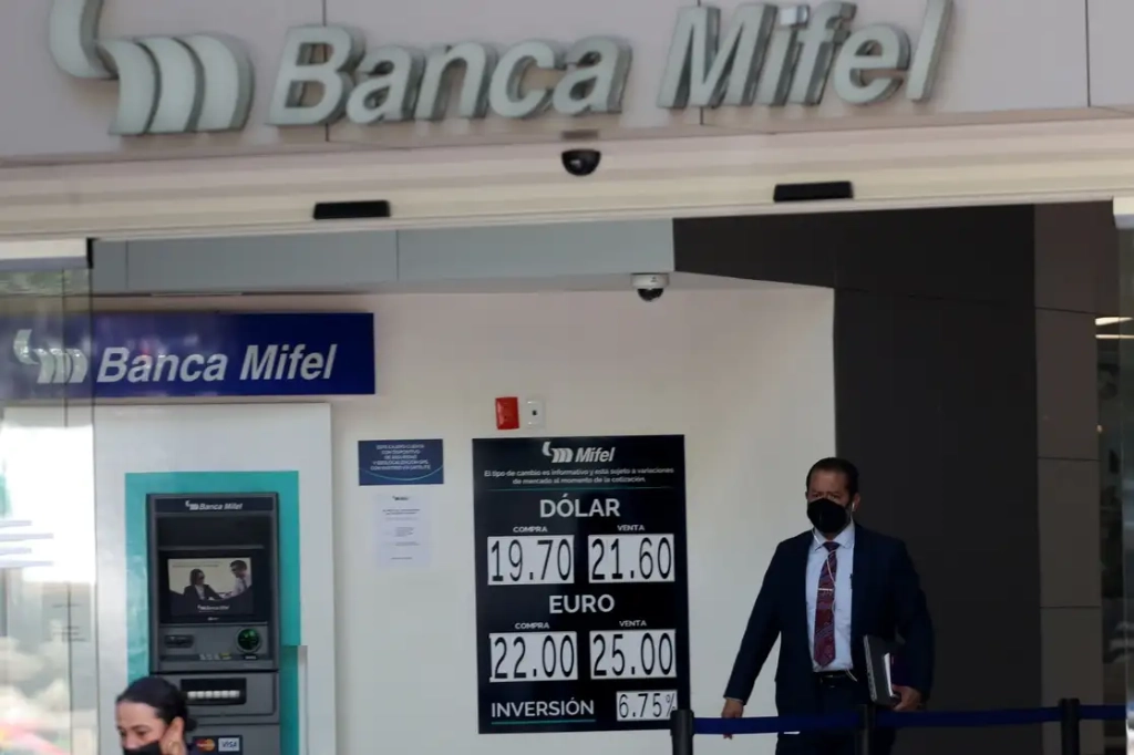 Sucursal de Banca Mifel en imagen de archivo. Foto Roberto García