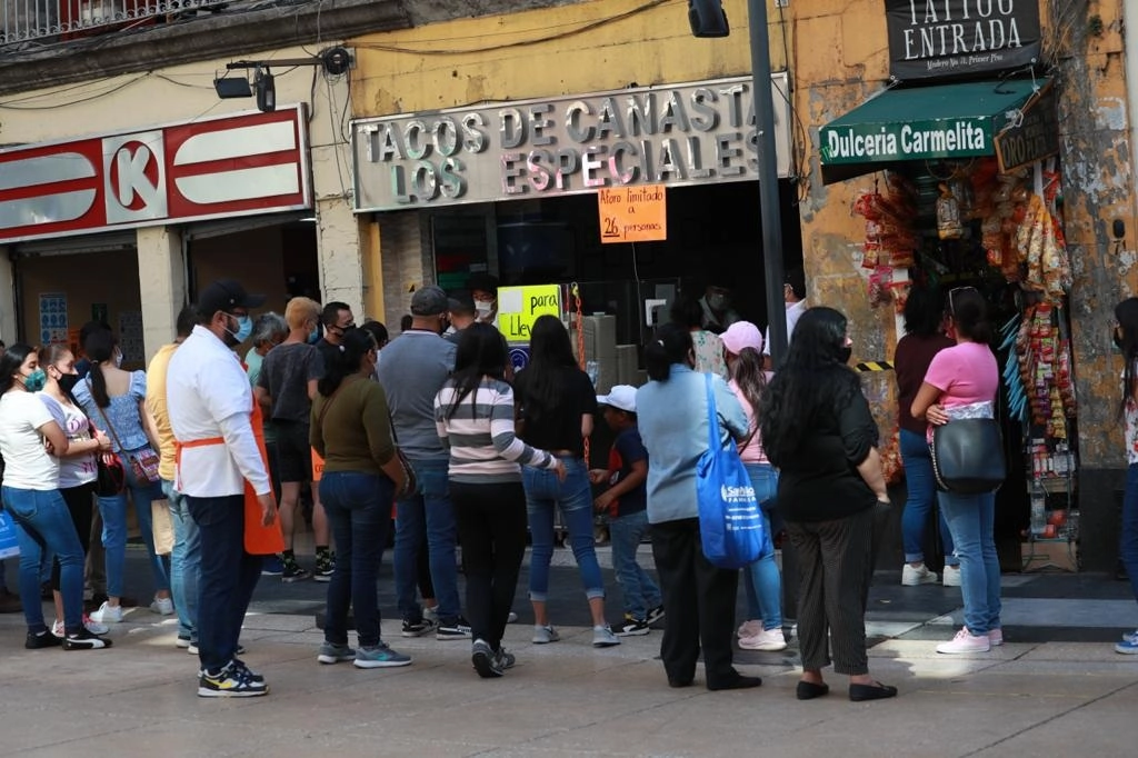 Capitalinos hacen fila en un negocio de tacos ubicado en la calle Madero, en el primer cuadro de la Ciudad de México, durante la pandemia de Covid-19, que ubica a la urbe en semáforo naranja con alerta, el 15 de noviembre de 2020. Foto María Luisa Severiano