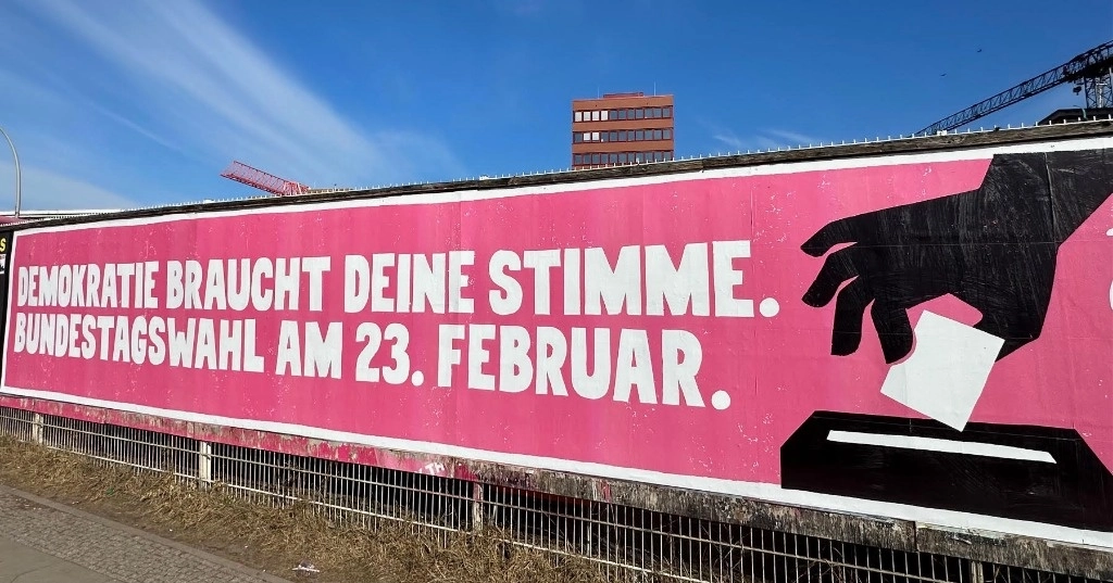 Cartel en Berlín, Alemania, donde se lee: “La democracia necesita tu voto, elección federal el 23 de febrero”. Foto Alia Lira Hartmann
