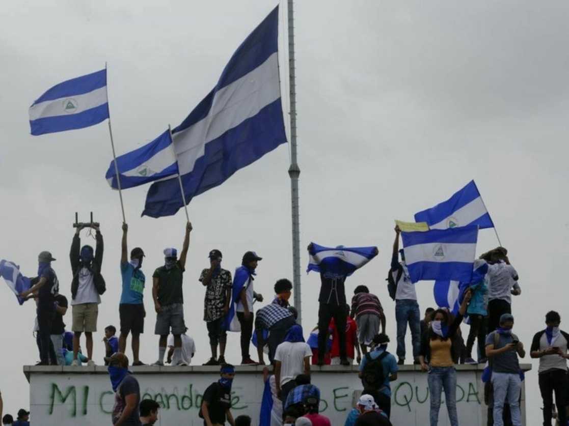 Manifestantes ondean banderas nicaragüenses durante el Día del Estudiante, en Managua, el 23 de julio de 2018. Foto Ap