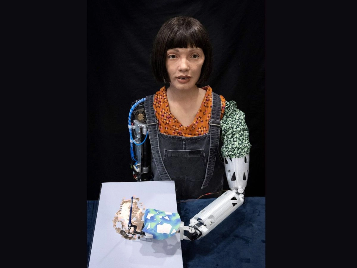  MIentras actores de doblaje mexicanos denuncian que empresarios los sustituyen con inteligencia artificial sin ninguna regulación, la robot pintora Ai Da negó, en una presentación en Ginebra, Suiza, que su intención sea remplazar a las personas. 