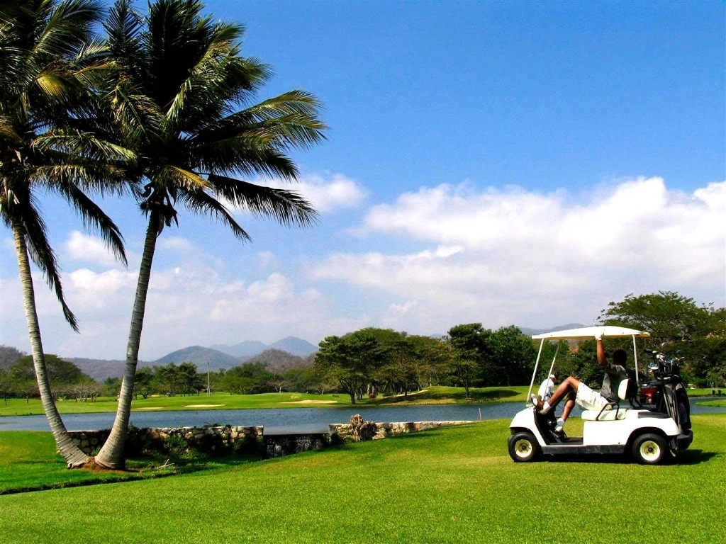 El presidente Andrés Manuel López Obrador decretó ayer como parque nacional el área del campo de golf de Tangolunda en Huatulco, Oaxaca, que estaba concesionado a Grupo Salinas. Foto tomada de Facebook @todohuatulco / Archivo
