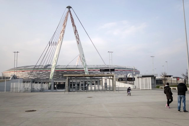Clubes italianos vivieron una jornada de fuertes pérdidas en la Bolsa de Milán ante la incertidumbre sobre el final de temporada, en particular los ingresos, por el coronavirus, que ha obligado a disputar todos los partidos a puerta cerrada. En la imagen, el estadio Allianz en Turín. Foto Ap