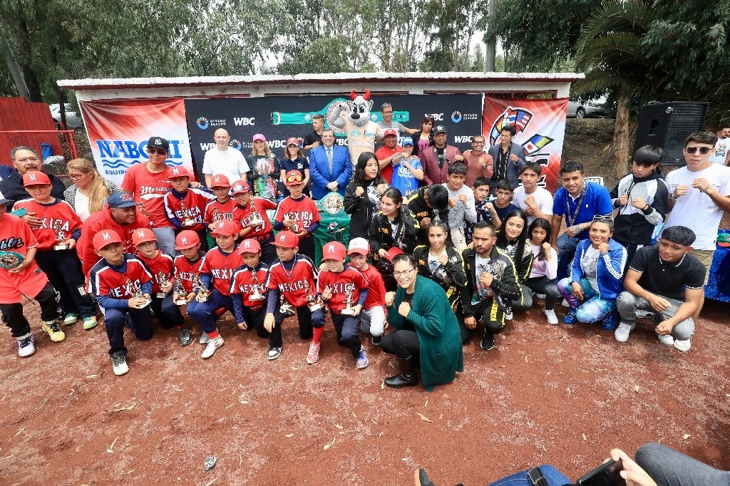 El Consejo Mundial de Boxeo y la ex boxeadora, miembro del Salón Internacional de la Fama, Ana María Torres, apadrinaron a los pequeños peloteros de la Liga Mexica en sus campos en Cuemanco. Foto Luis Castillo.