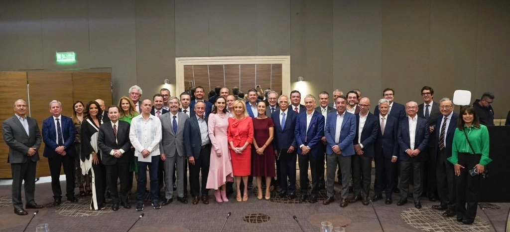Claudia Sheinbaum, candidata presidencial de la coalición Sigamos Haciendo Historia, con los integrantes del Consejo Mexicano de Negocios, en la Ciudad de México, el 14 de mayo de 2024. Foto CMN
