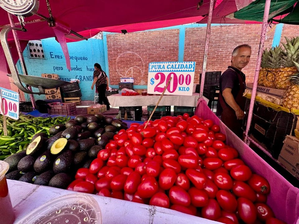 Puesto de jitomate en un tianguis capitalino. El precio, visible en el cartel, refleja el costo al 15 de abril de 2025.