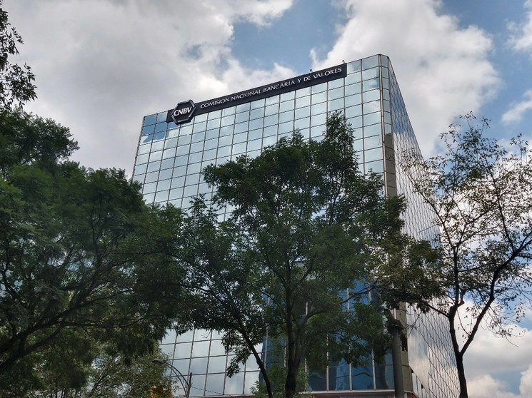 La CNBV explicó que los clientes de las instituciones no bancarias podrán diferir hasta por seis meses el pago de créditos. Foto La Jornada/Archivo
