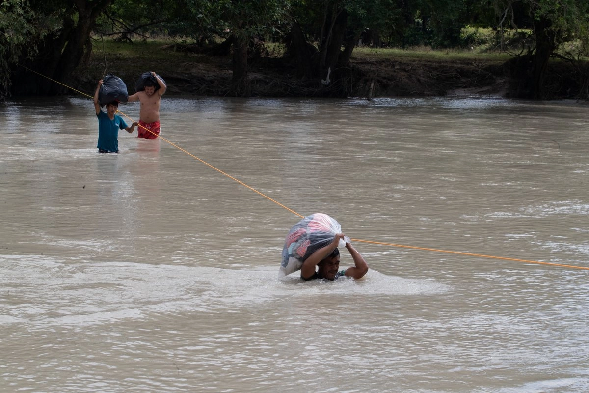 Pobladores de La Máquina, en los límites de Puebla y Veracruz, arriesgan la vida al cruzar el río Pantepec sin apoyo de autoridades para trasladar enfermos, llevar víveres y enseres. La comunidad sigue aislada tras el desbordamiento que inundación de la carretera. Foto