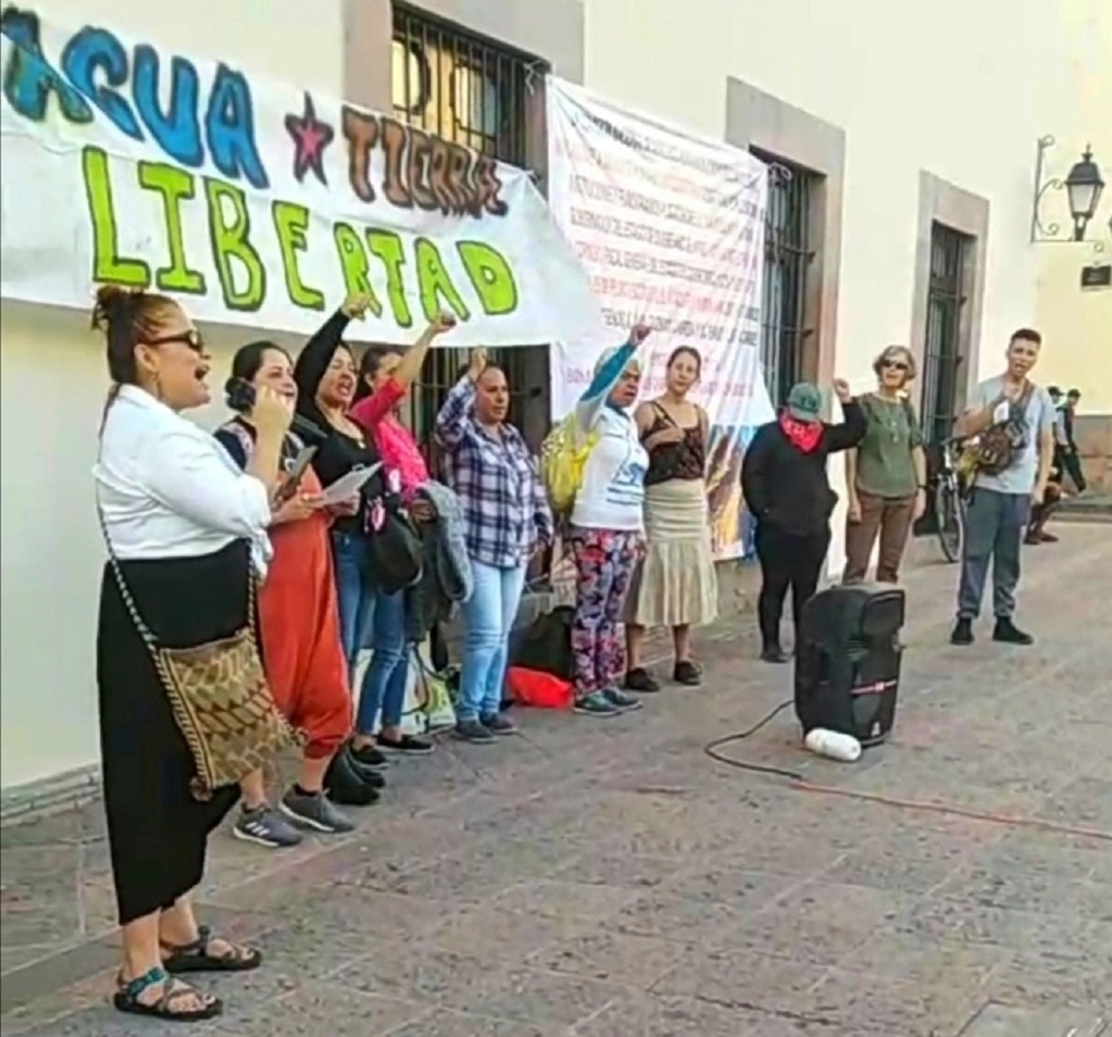 Habitantes de la localidad de Escolásticas fueron agredidos por policías el 13 de junio de 2023, cuando se manifestaban pacificamente contra el despojo de un predio perteneciente al poblado donde hay manantiales de agua y árboles originarios. Foto ‘La Jornada’
