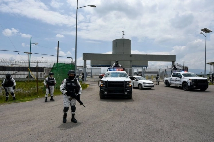 Elementos de la GN en las inmediaciones del penal de máxima seguridad del El Altiplano. Foto Cuartoscuro / Archivo