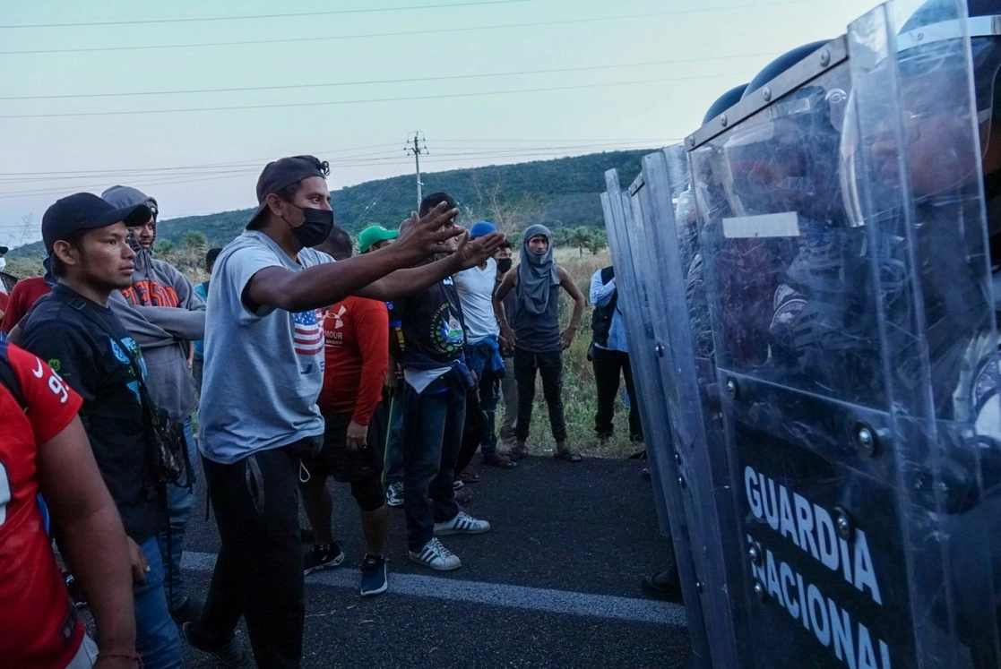 Elementos de la Guardia Nacional (GN) vigila a la caravana migrante pr su paso en La Ventosa, Oaxaca, el 12 de noviembre de 2021. Foto Cuartoscuro