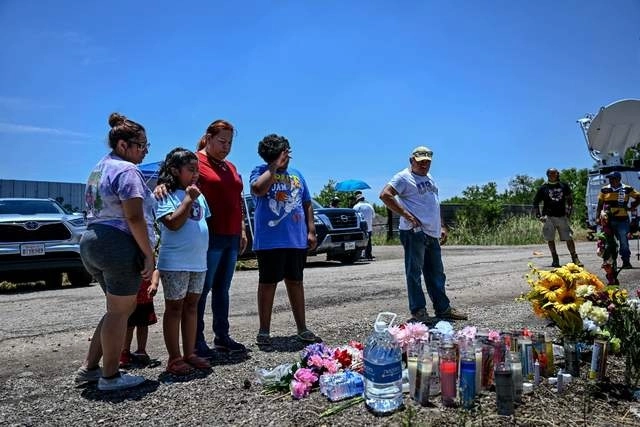 Familias de migrantes fallecidos dentro del tráiler en San Antonio, Texas. Foto Afp