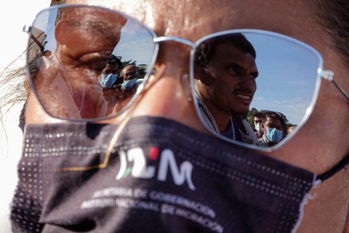 La Comisión Nacional de los Derechos Humanos pidió al Instituto Nacional de Migración (INM) y a la Guardia Nacional que se atienda el principio de no devolución de las personas que pretendan solicitar refugio, brindando la seguridad necesaria “en condiciones dignas y adecuadas a las diversas necesidades, en los lugares de tránsito y pernocta”. La imagen, personal del INM observa a la caravana migrante en la carretera Matías Romero Avendaño-Sayula de Alemán, previo a entrar al estado de Veracruz, el 16 de noviembre de 2021. Foto Cuartoscuro  