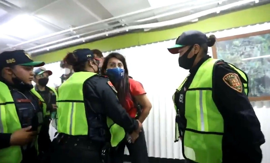 Las comunicadoras agredidas fueron  Sashenka Gutiérrez, de EFE Noticias (en la imagen); Graciela López, de la Agencia Cuartoscuro; Gabriela Esquivel, del Diario 24 horas y Leslie Pérez de El Heraldo de México, quienes fueron retenidas “en el interior de las instalaciones del Sistema de Transporte Colectivo Metro, cuando se trasladaban para realizar la cobertura de la marcha #8M2021”. Imagen tomada de un video difundido a través del Twitter de @SashenkaMiss