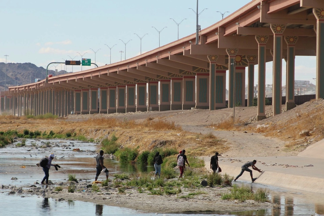 Un grupo de migrantes cruzaron corriendo el Río Bravo para ingresar a EU, ahí fueron recibidos por la patrulla fronteriza. Foto Cuartoscuro / archivo