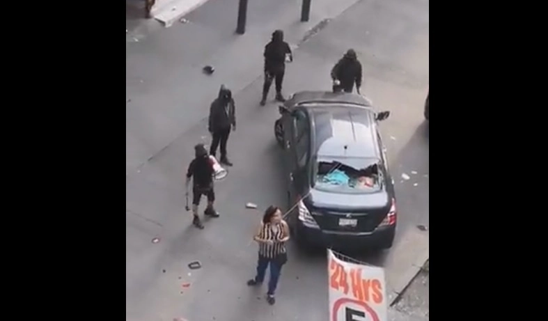 Una mujer fue despojada de su auto y agredida por encapuchadas que mantienen tomada la sede de la CNDH en el Centro Histórico capitalino. Imagen tomada de un video difundido en redes sociales