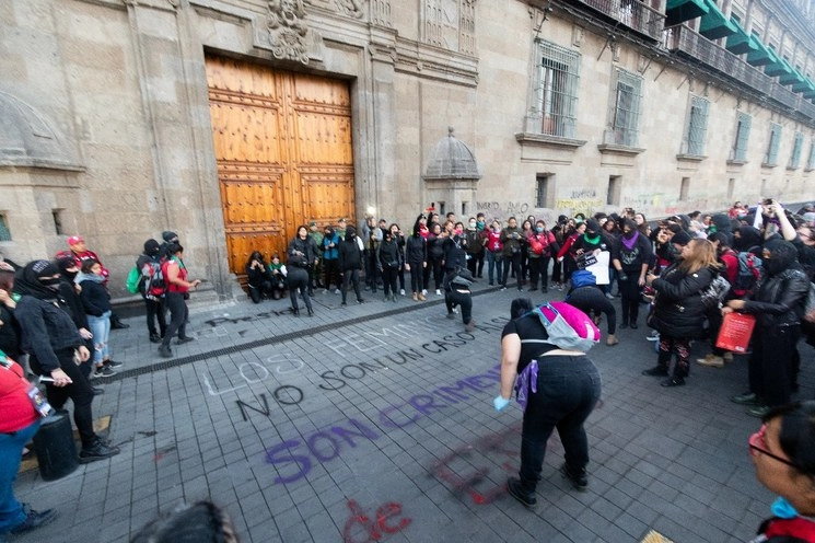 Colectivos feministas protestaron por el manejo de información sobre feminicidios en medios de comunicación. Foto Pablo Ramos