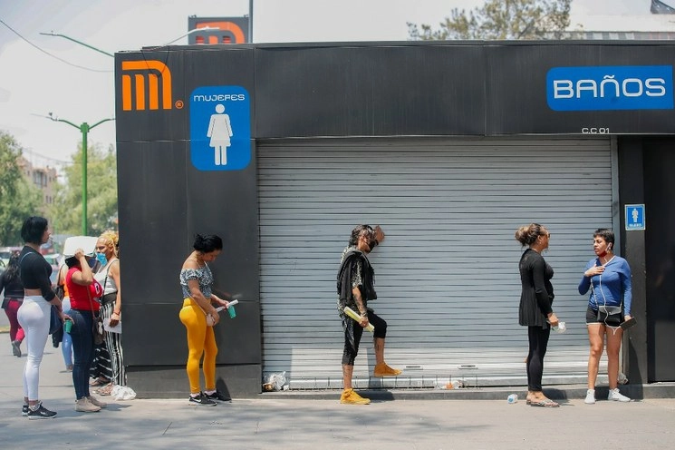 Servidoras sexuales en la CDMX esperan para recibir apoyos por la contingencia sanitaria. Foto José Antonio López/ archivo