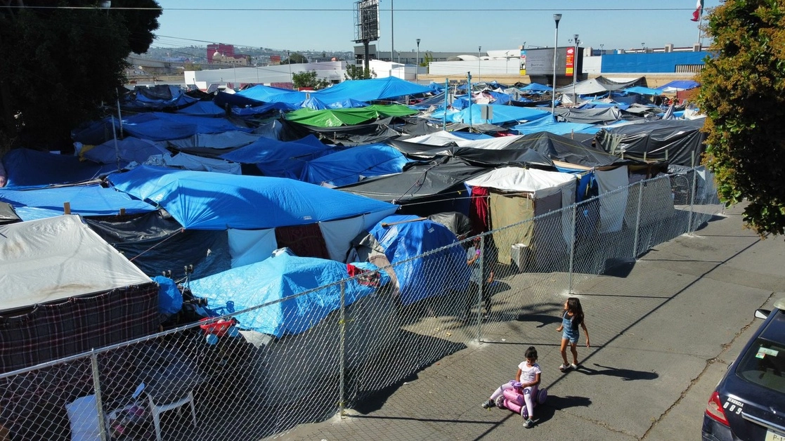 Vista aérea del campamento migrante de El Chaparral, que fue cercado por el municipio. Sus moradores tendrán una credencial con fotografía que deberán usar para entrar y salir. Foto Omar Martínez