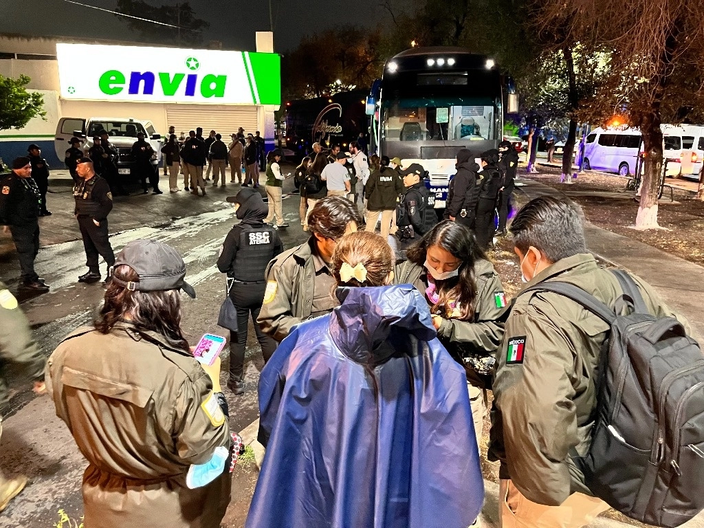 Elementos de migración retiran a migrantes de la Central del Norte. Foto Marco Peláez