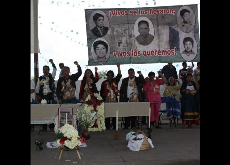 La familia Guzmán piden apoyo a la CNDH para acceder al Archivo General de la Nación y buscar información de sus desaparecidos. Foto La Jornada