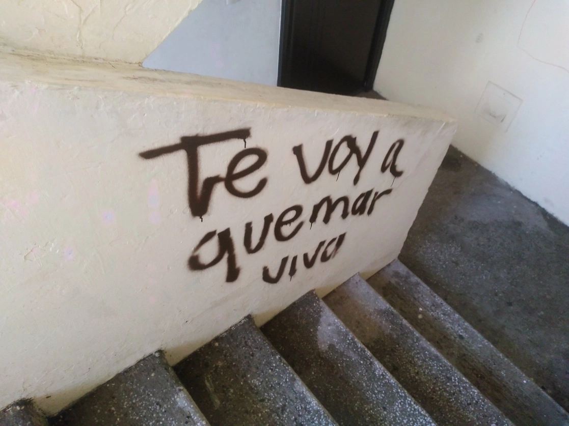 Amenazas recibidas por Luz Raquel Padilla, por parte de uno de sus vecinos. Foto tomada del Twitter de @GutirrezPadilla