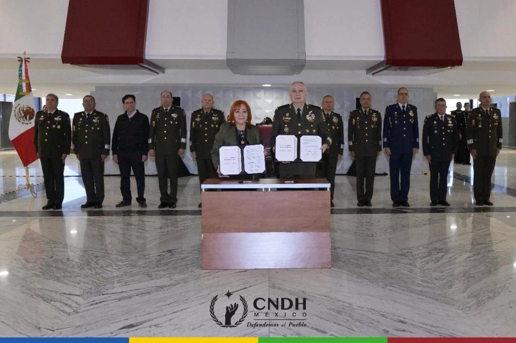 Piedra Ibarra aseguró que el convenio consolida las relaciones previas entre en la Comisión y la Defensa, “mismas que no son de complicidad, ni de encubrimiento, sino de concurrencia de esfuerzos para servir mejor al pueblo. Imagen tomada de @CNDH