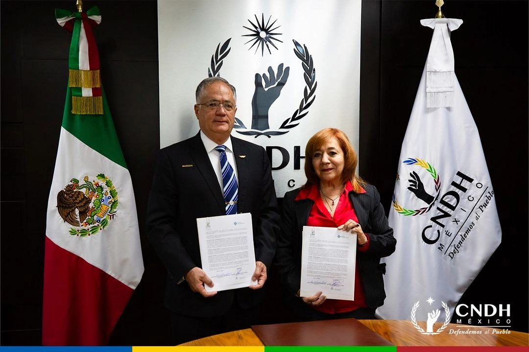 La presidenta de CNDH, Rosario Piedra Ibarra junto con el almirante Juan José Padilla Olmos, director general del GAM, durante la firma del convenio. Foto