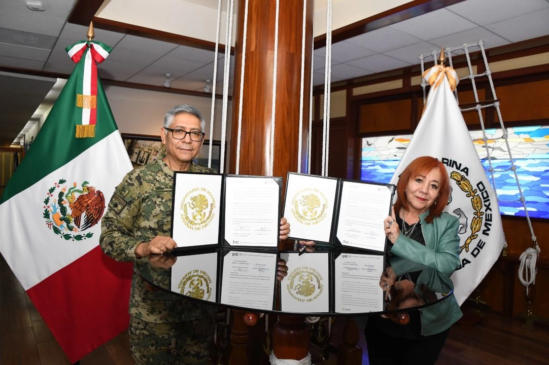 La firma fue encabezada por el almirante Raymundo Pedro Morales Ángeles,  secretario de Marina, y la presidenta de la CNDH, María del Rosario Piedra Ibarra. Foto 