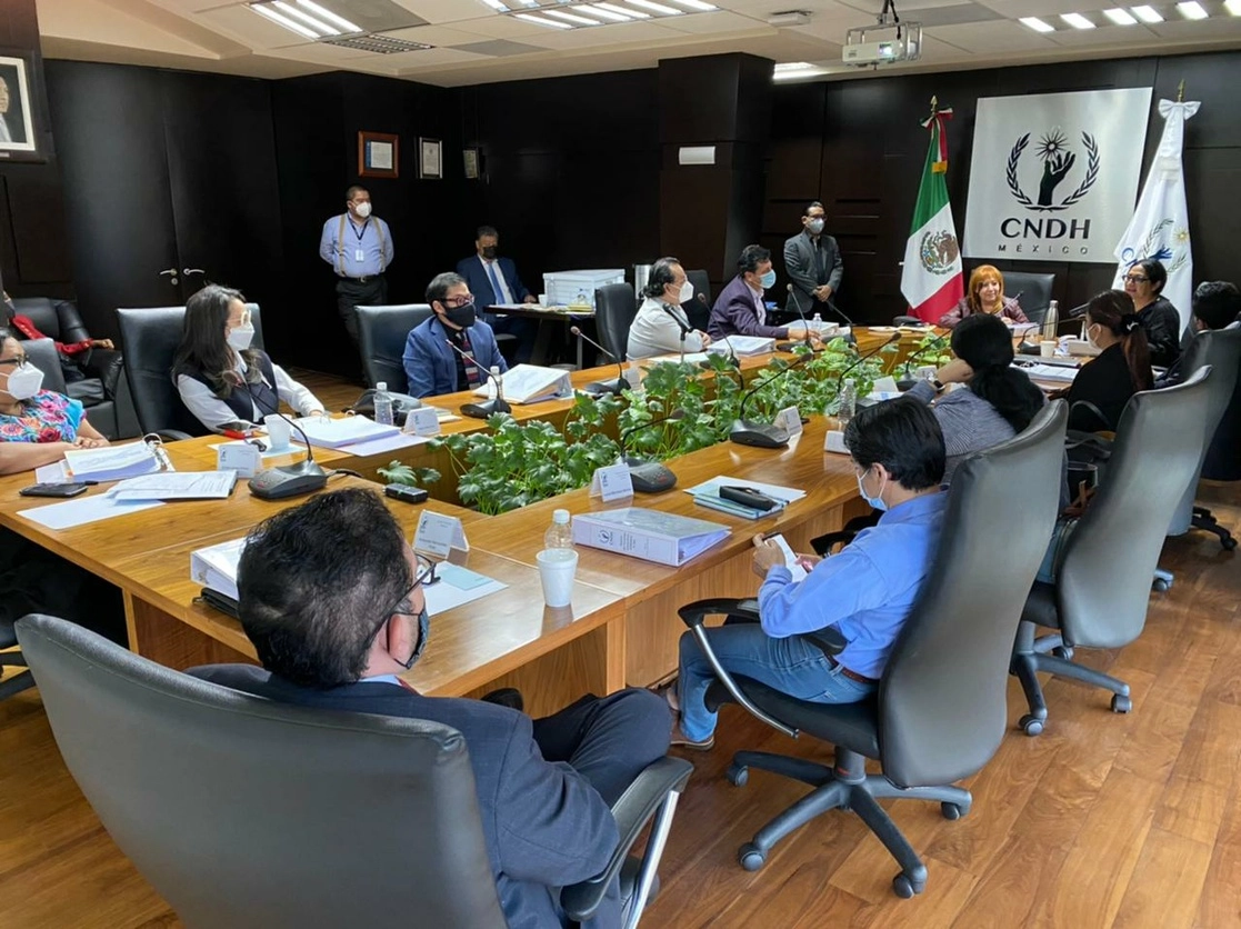 Autoridades de CNDH y del TFJA durante la firma del convenio. Foto tomada de la cuenta de Twitter @CNDH