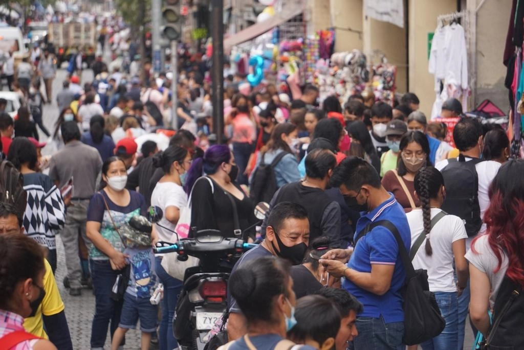 Personas realizan compras en la calle de Venustiano Carranza, en el Centro Histórico de la Ciudad de México, durante el semáforo verde. Foto Pablo Ramos