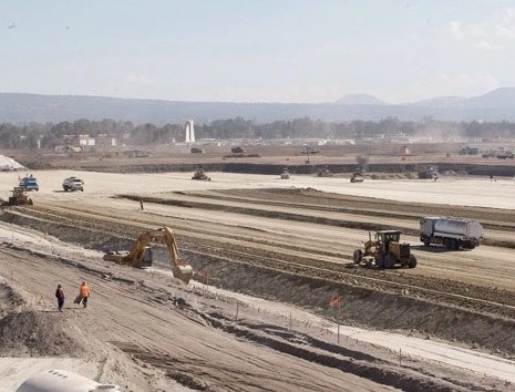 Labores de construcción del aeropuerto en Santa Lucía. Foto Roberto García Ortiz / archivo