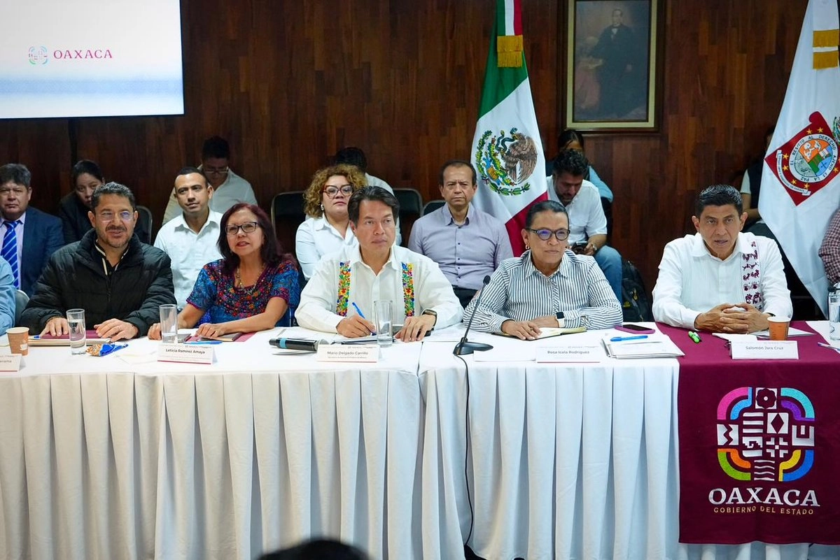 Autoridades que participaron en la mesa de diálogo del magisterio oaxaqueño con la federación. Foto