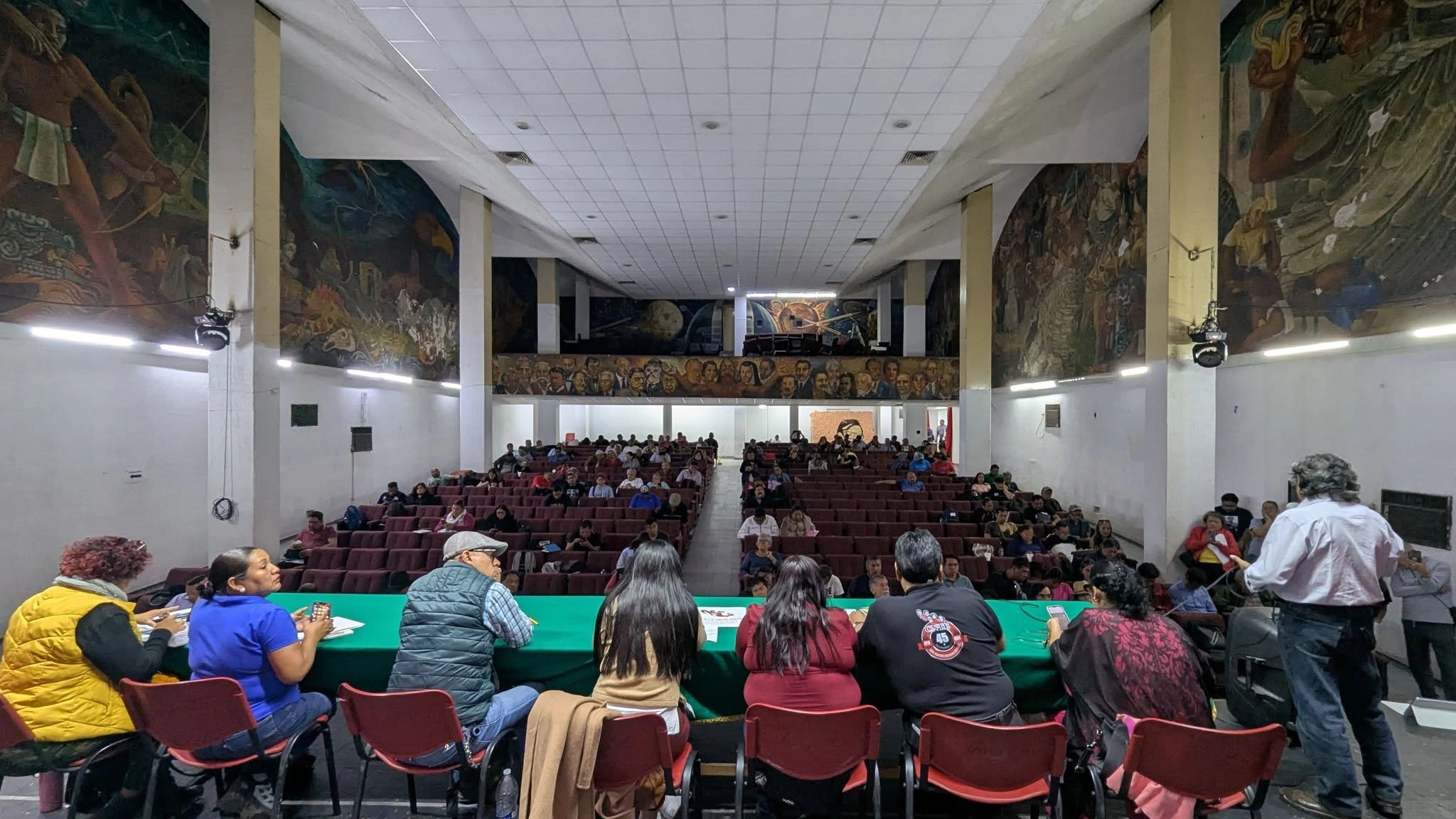 Dirigentes de diferentes secciones de la CNTE instalaron una Asamblea para definir acciones en contra de la propuesta de reforma a la Ley del Issste. Foto 
