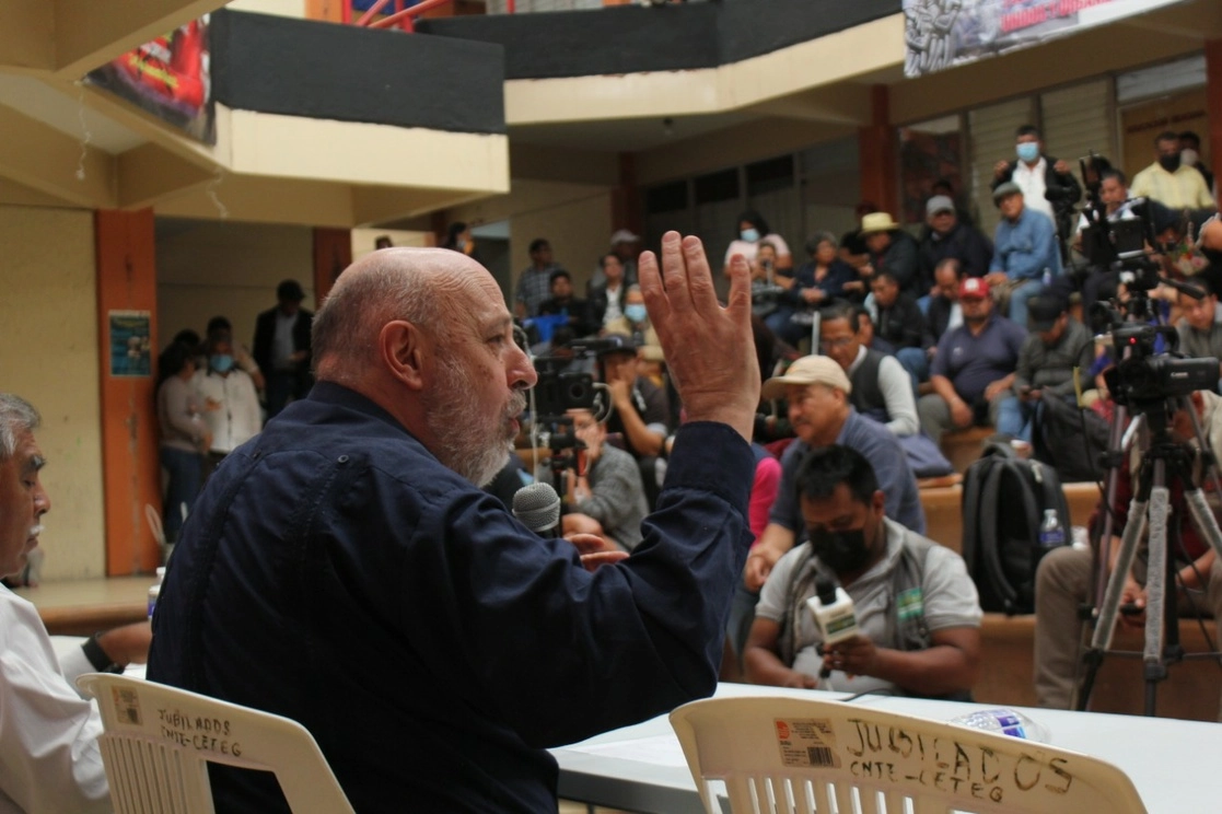 El periodista Luis Hernández impartió una conferencia con motivo del aniversario de la fundación del CNTE. Foto Sergio Ocampo