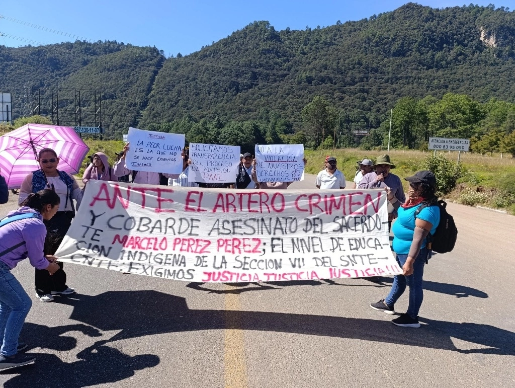 La sección 7 del magisterio en Chiapas, bloquearon la carretera Tuxtla-San Cristóbal de las Casas en demanda de justicia por el asesinato del padre Marcelo Pérez. Foto La Jornada