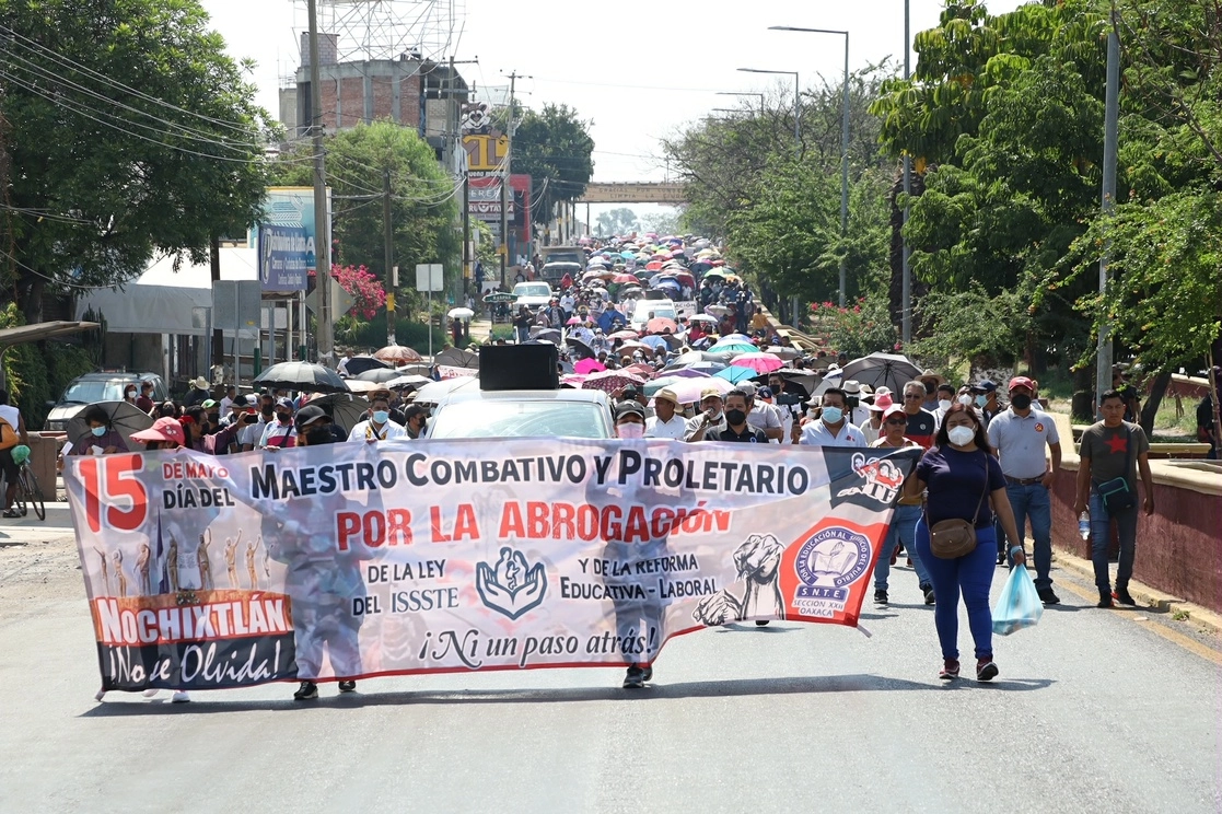 Maestro de la CNTE de Oaxaca se manifestaron en contra de la reforma educativa. Foto Jorge A. Pérez