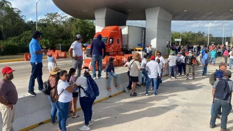 Unos 100 maestros 'tomaron' este sábado la caseta de cobro de Pisté, en la autopista Mérida-Cancún exigiendo la deregación de la ley del Issste de 2007. Foto 