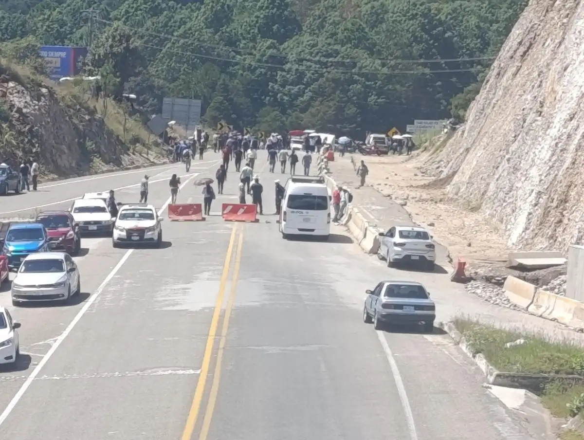 Docentes de la sección 7 del SNTE adheridos a la CNTE bloquean la autopista que comunica a San Cristóbal de Las Casas y Tuxtla Gutiérrez, Chiapas; exigen la aparición con vida de los 43 normalistas desaparecidos en Iguala, Guerrero, en 2014. Foto 