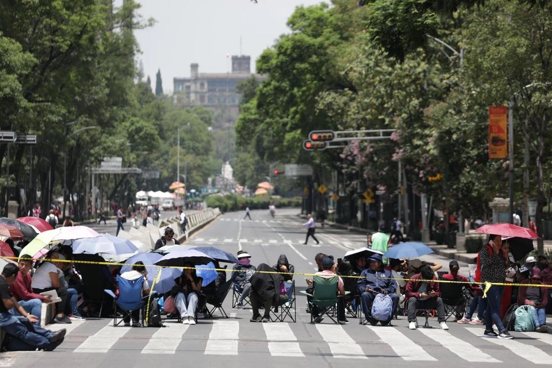 Integrantes de la CNTE durante un bloqueo sobre Paseo de la Reforma. Foto 