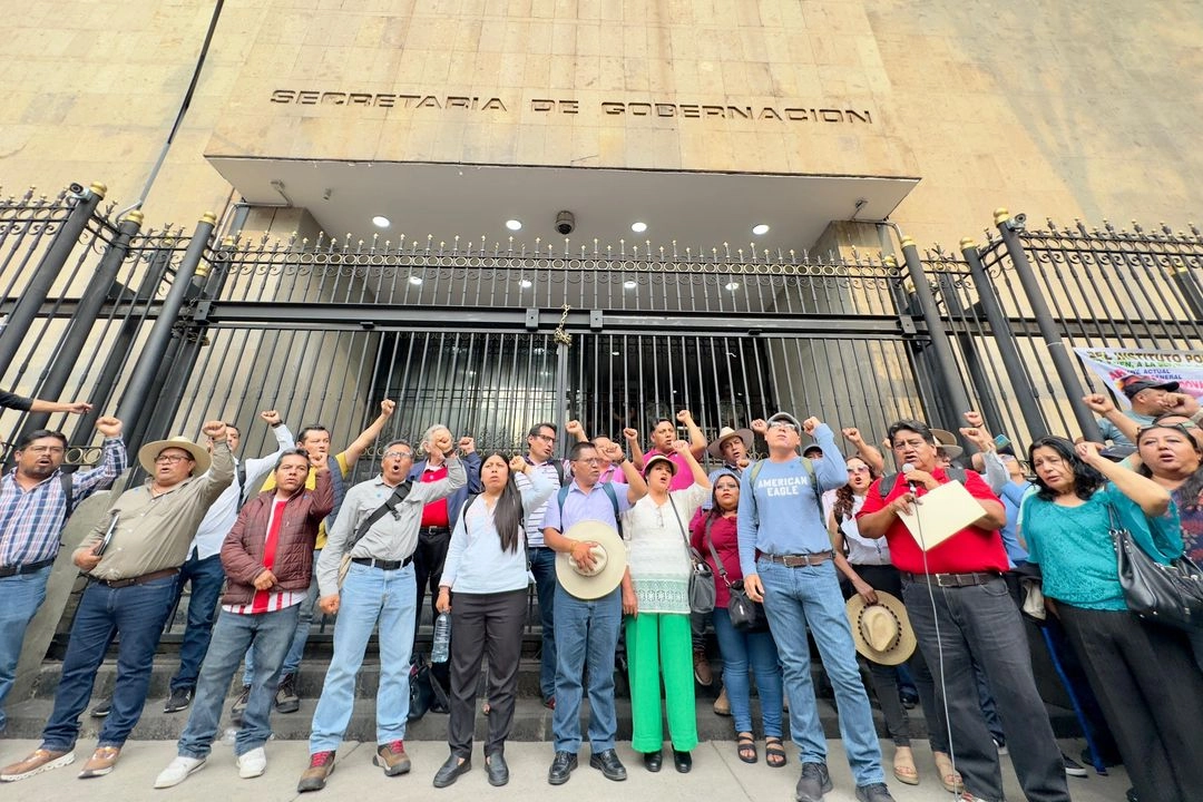 Integrantes de la CNTE a su salida de la Secretaría de Gobernación. Foto 