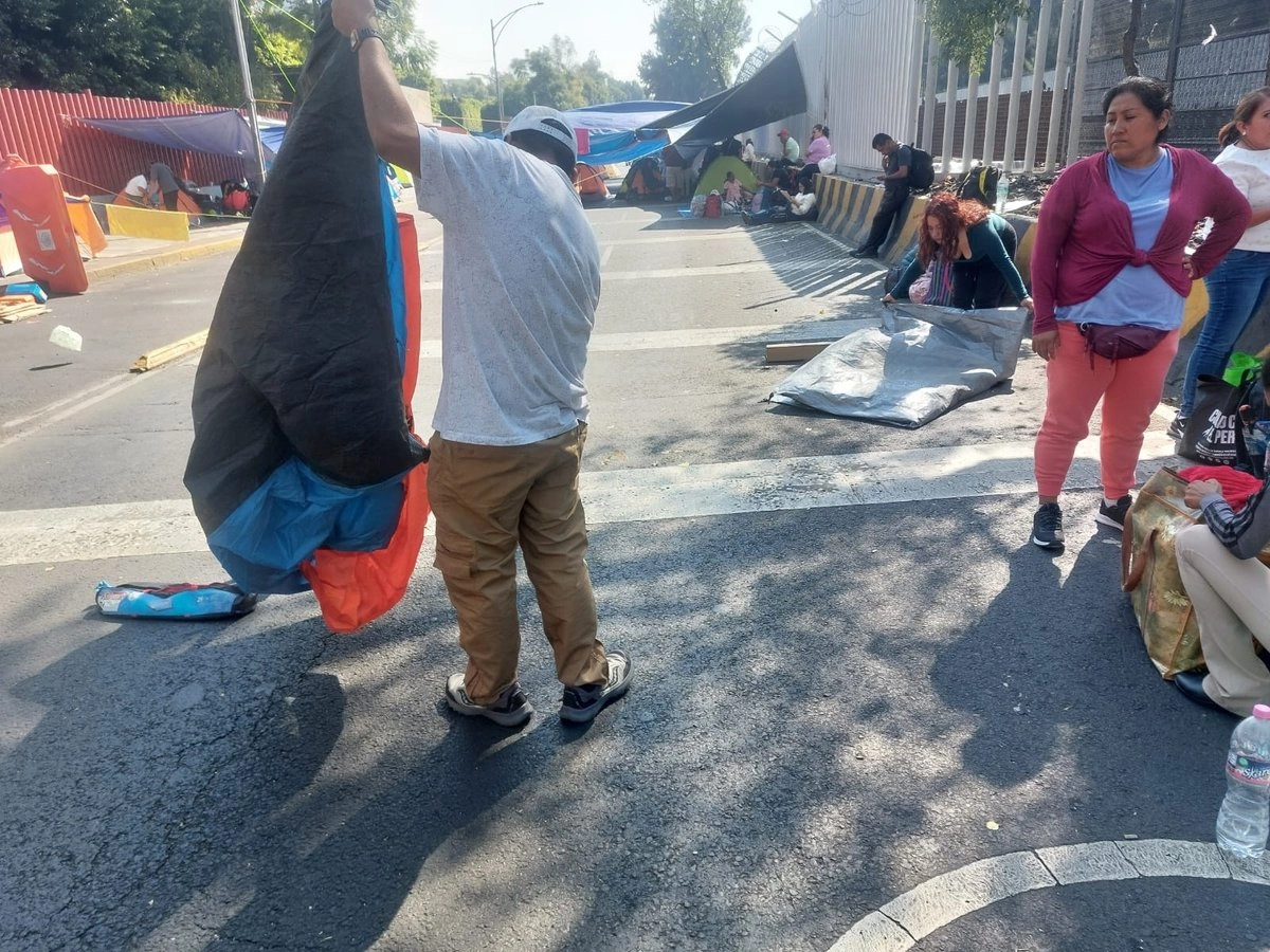 Integrantes de la CNTE comenzaron a levantar el plantón instalado por 48 horas en las inmediaciones de la Cámara de Diputados; exigen la reinstalación de la mesa de diálogo con la presidenta Claudia Sheinbaum, así como la abrogación de la ley del Issste de 2007. Foto 