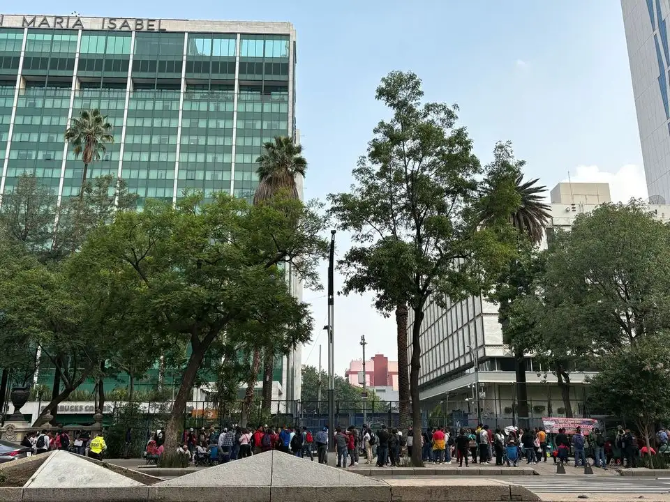 Presencia de maestros de la CNTE frente a la embajada de Estados Unidos, ubicada sobre Paseo de la Reforma. 