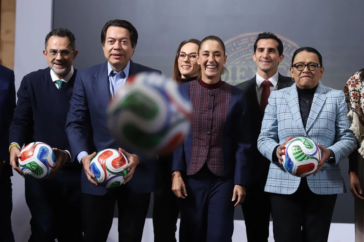 La presidenta Claudia Sheinbaum acompañada por integrantes de su gabinete lanzó balones oficiales del Mundial 2026 a la prensa, al término de la conferencia de esta mañana desde Palacio Nacional. 