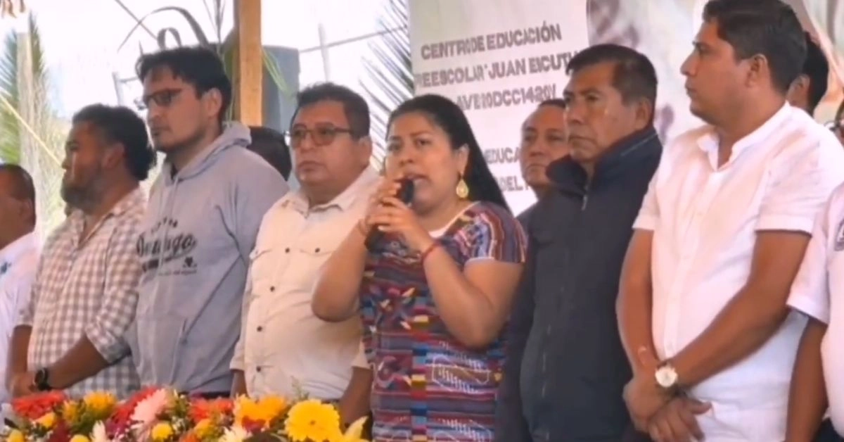 Dirigentes de la sección 22 de la CNTE encabezaron la ceremonia de arranque del ciclo escolar en el Centro de Educación Preescolar, Juan Escutia de Asunción Xochixtlán. Foto 