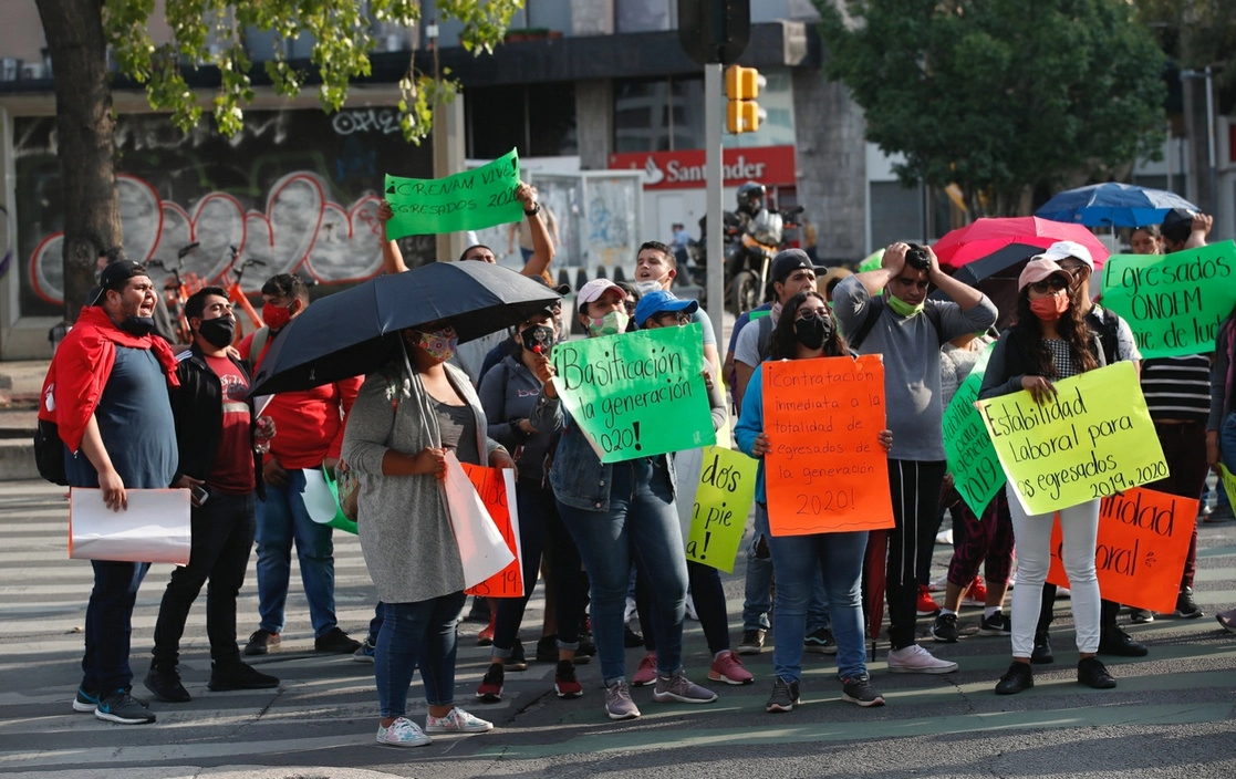 Maestros de la sección XVIII de la Coordinadora Nacional de Trabajadores de la Educación protestan en Paseo de la Reforma, en Ciudad de México. Foto Víctor Camacho / Archivo