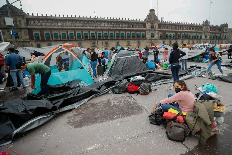 Maestros de la CNTE; sección 8, levantan el plantón que instalaron en el Zócalo de la CDMX, luego de llegar a un acuerdo con autoridades de la SEP, el 19 de agosto. Foto Víctor Camacho
