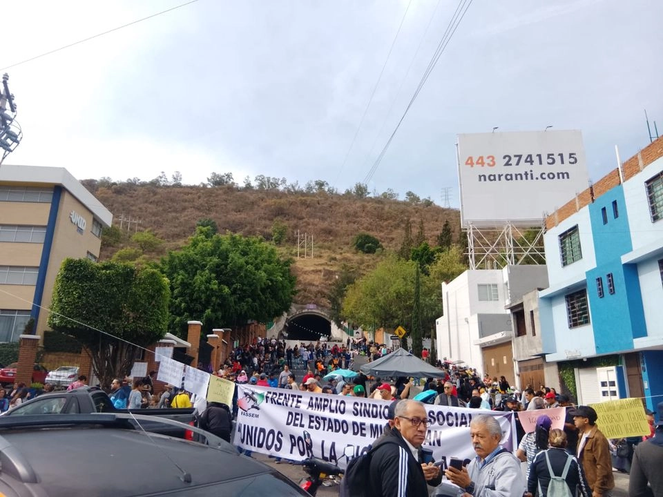Entre las vías bloqueadas están avenida Camelinas y Solidaridad; el ramal Camelina –túnel que comunica
el sur de Morelia con Altozano y San Miguel del Monte- periférico y Siervo de la Nación; avenida Madero Poniente y calzada La Huerta; periférico sur,a la altura de Casa Michoacán; Camelinas y Ventura Puente; Avenida Lázaro Cárdenas al cruce con Vicente Santa María, la salida a Pátzcuaro, entre otras.


