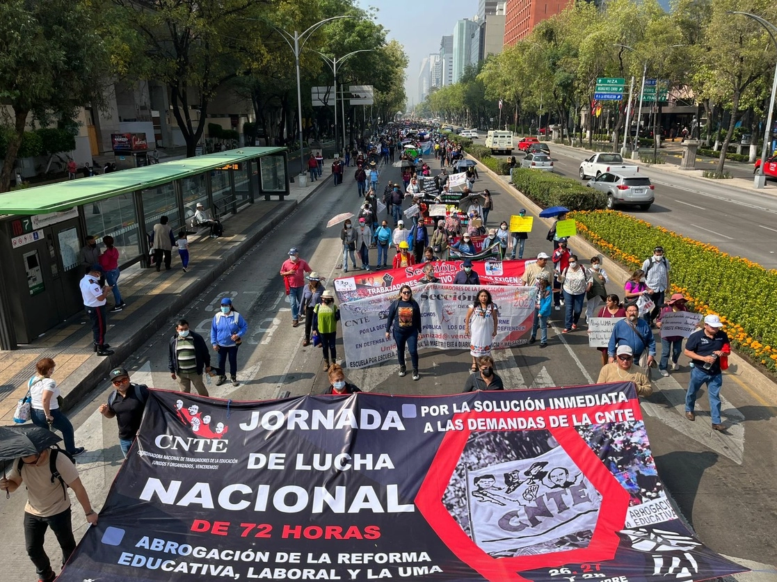 Maestros de la CNTE marchan del Senado para dirigirse a la Secretaría de Gobernación, en la Ciudad de México, el 28 de octubre de 2022. Foto Alfredo Domínguez