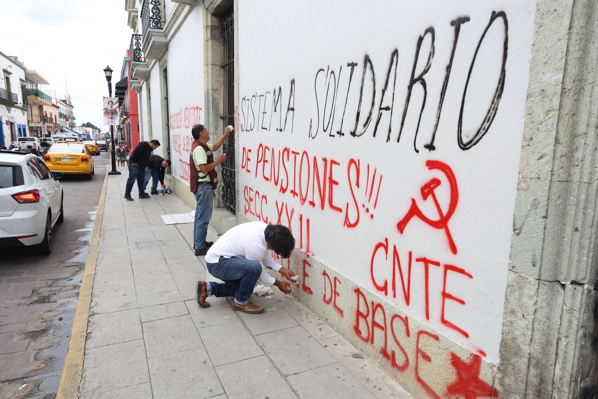 CNTE realiza pintas en edificios de Oaxaca para exigir abrogación de ley del ISSSTE